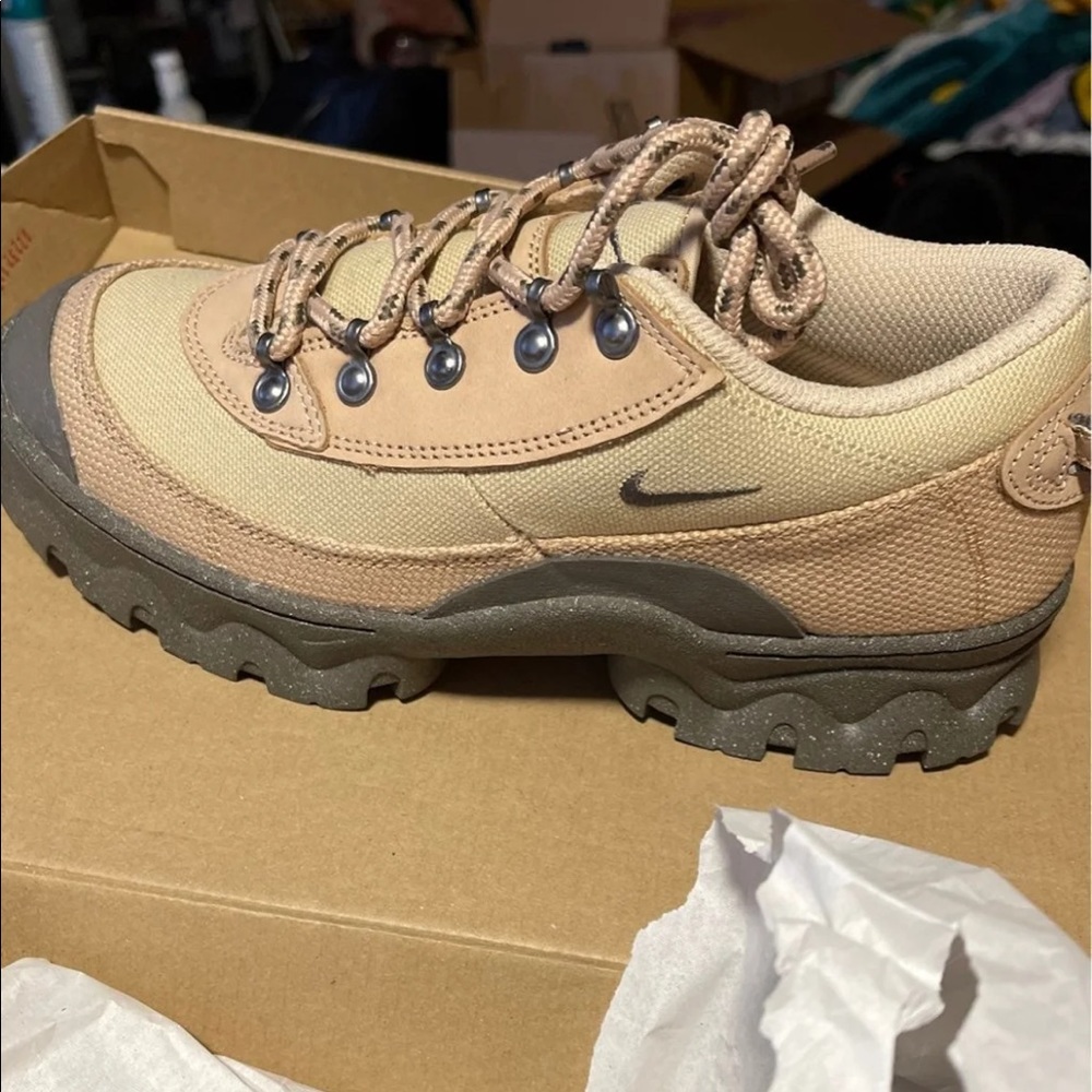 NWT Nike Lahar Low